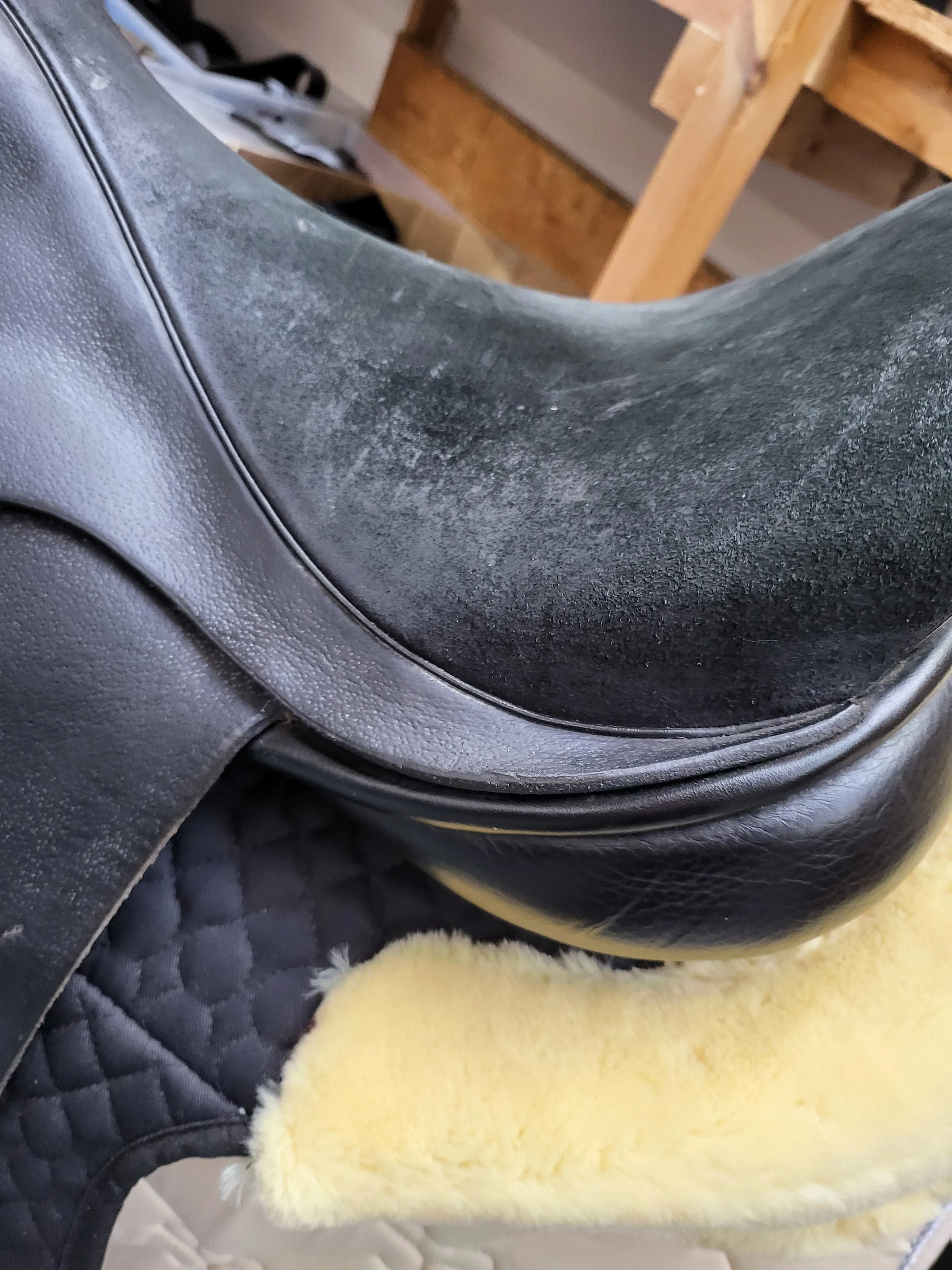 17.5" Black country saddle Wide