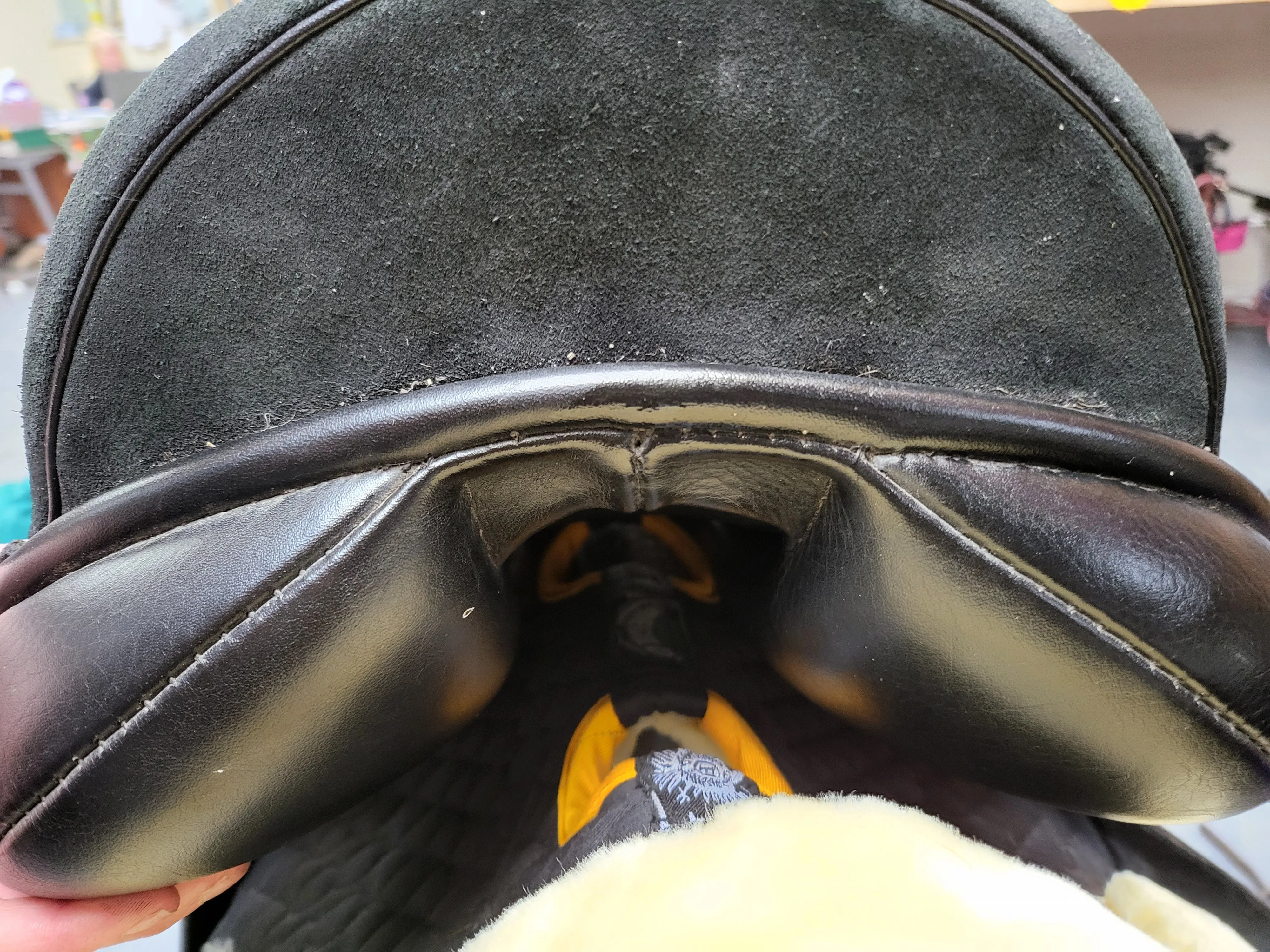 17.5" Black country saddle Wide