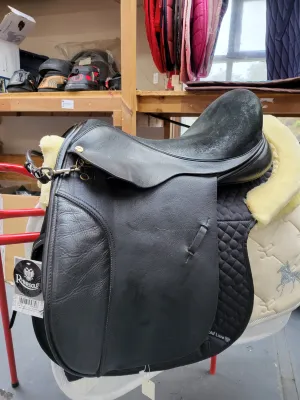 17.5" Black country saddle Wide