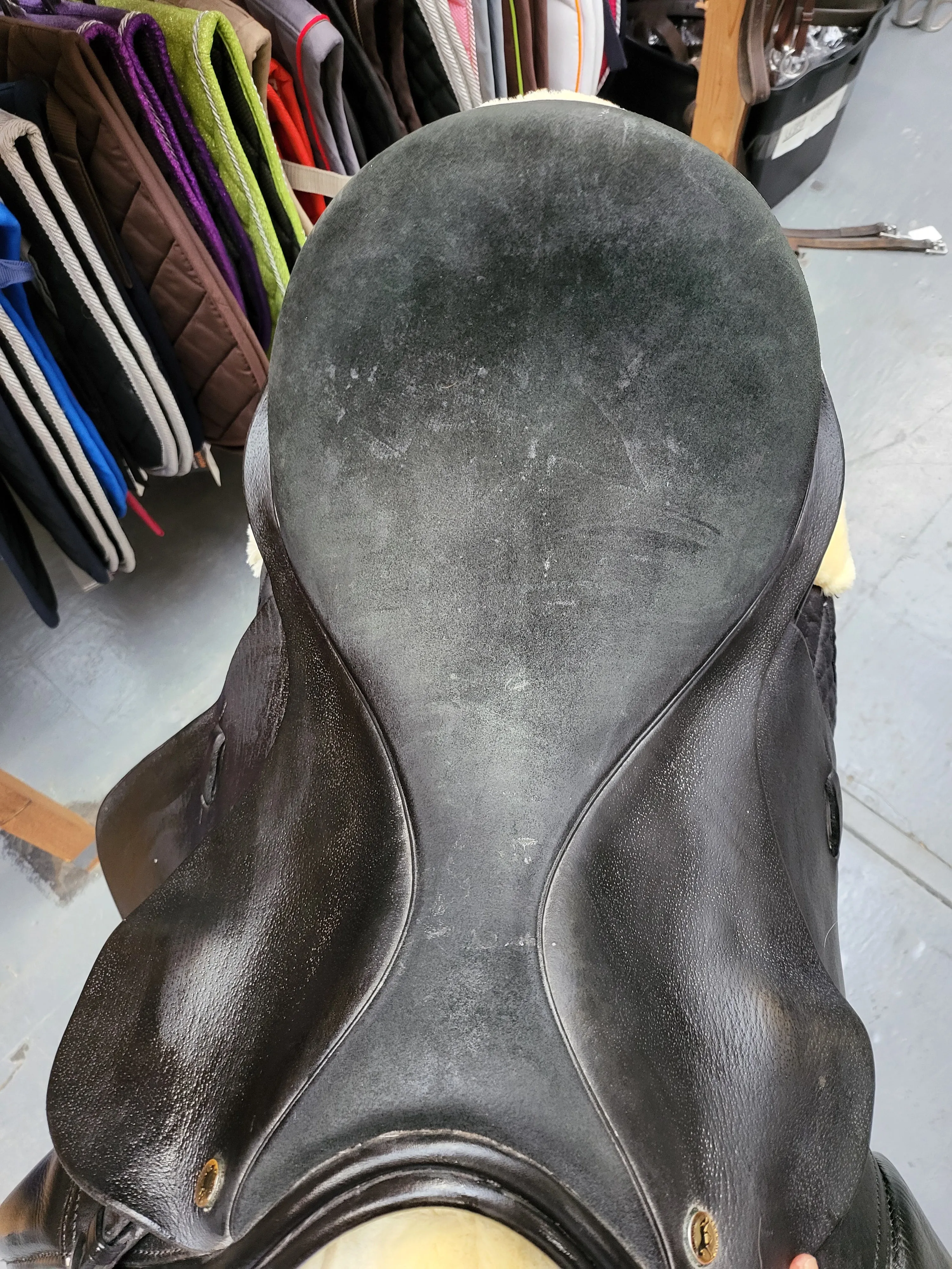 17.5" Black country saddle Wide