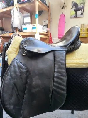 17" Black Wide Gallop saddle🔵