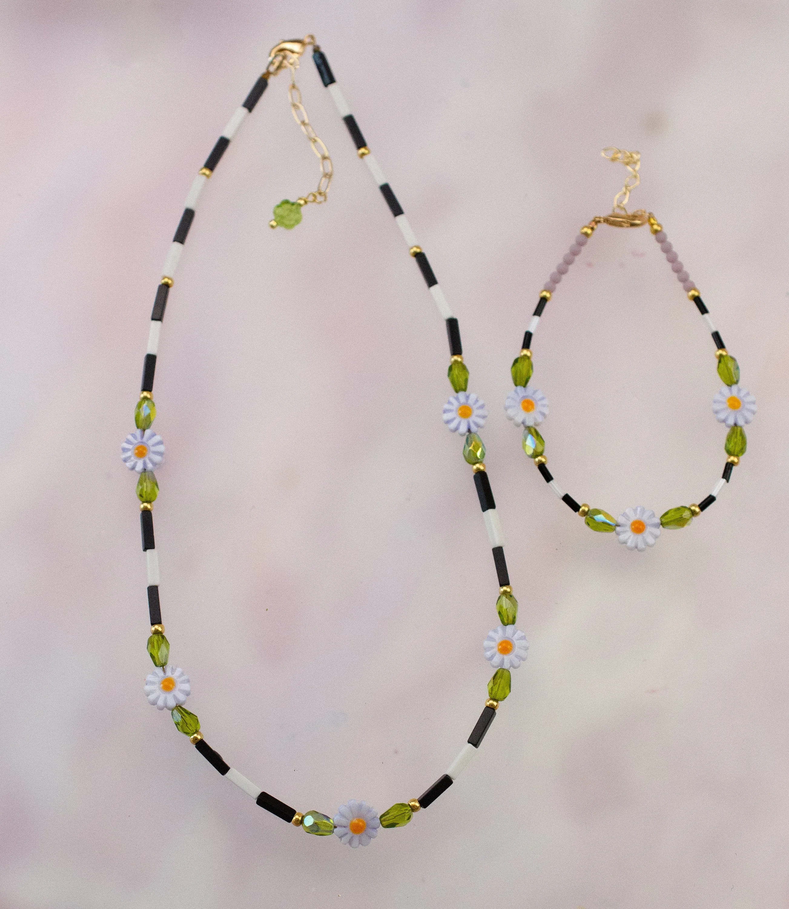 Beaded Flower Necklace, Flower friendship Necklace, Handmade Flower Jewelry, Daisy Necklace, Colorful beaded necklace, beaded statement