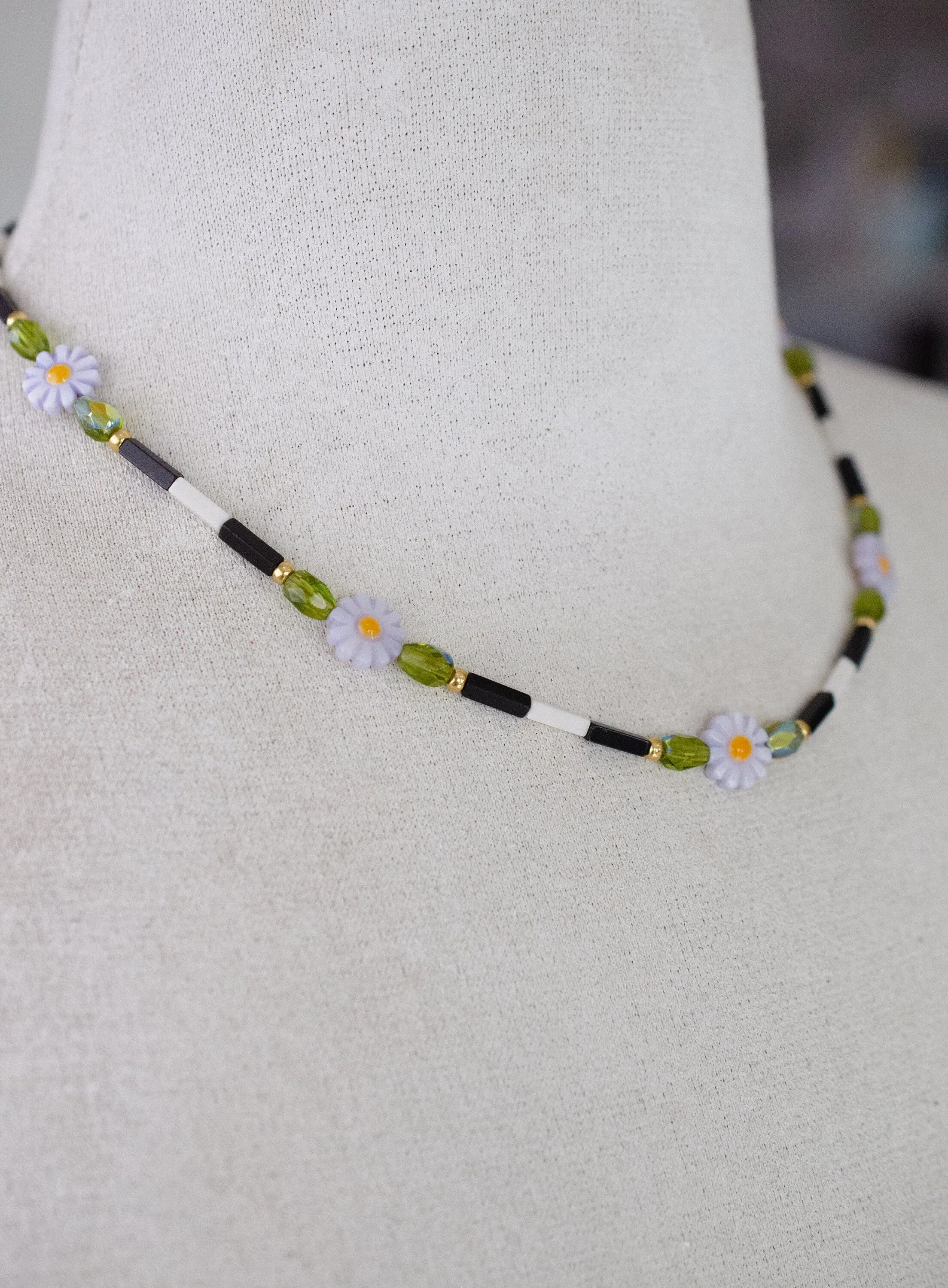Beaded Flower Necklace, Flower friendship Necklace, Handmade Flower Jewelry, Daisy Necklace, Colorful beaded necklace, beaded statement