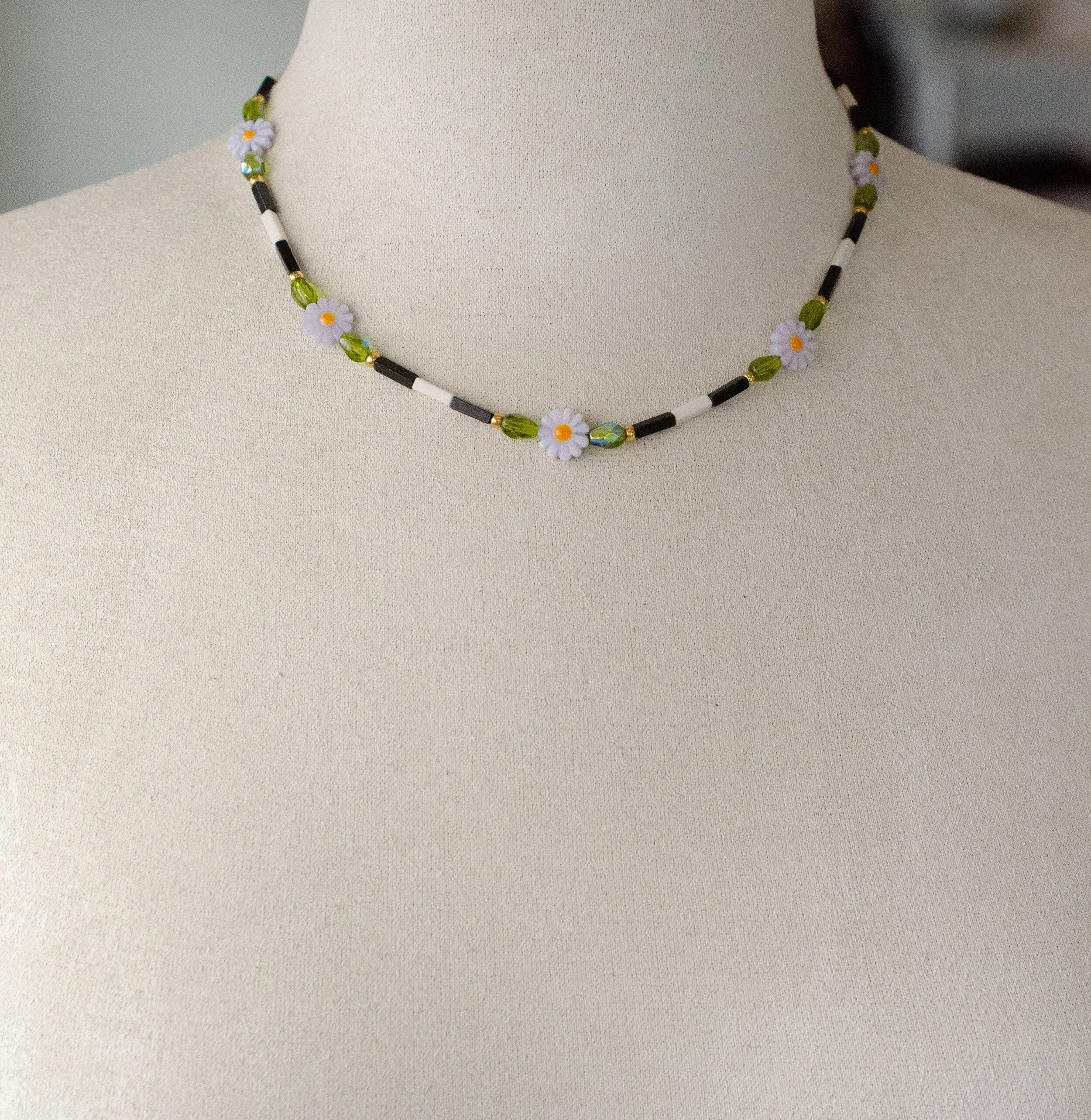 Beaded Flower Necklace, Flower friendship Necklace, Handmade Flower Jewelry, Daisy Necklace, Colorful beaded necklace, beaded statement