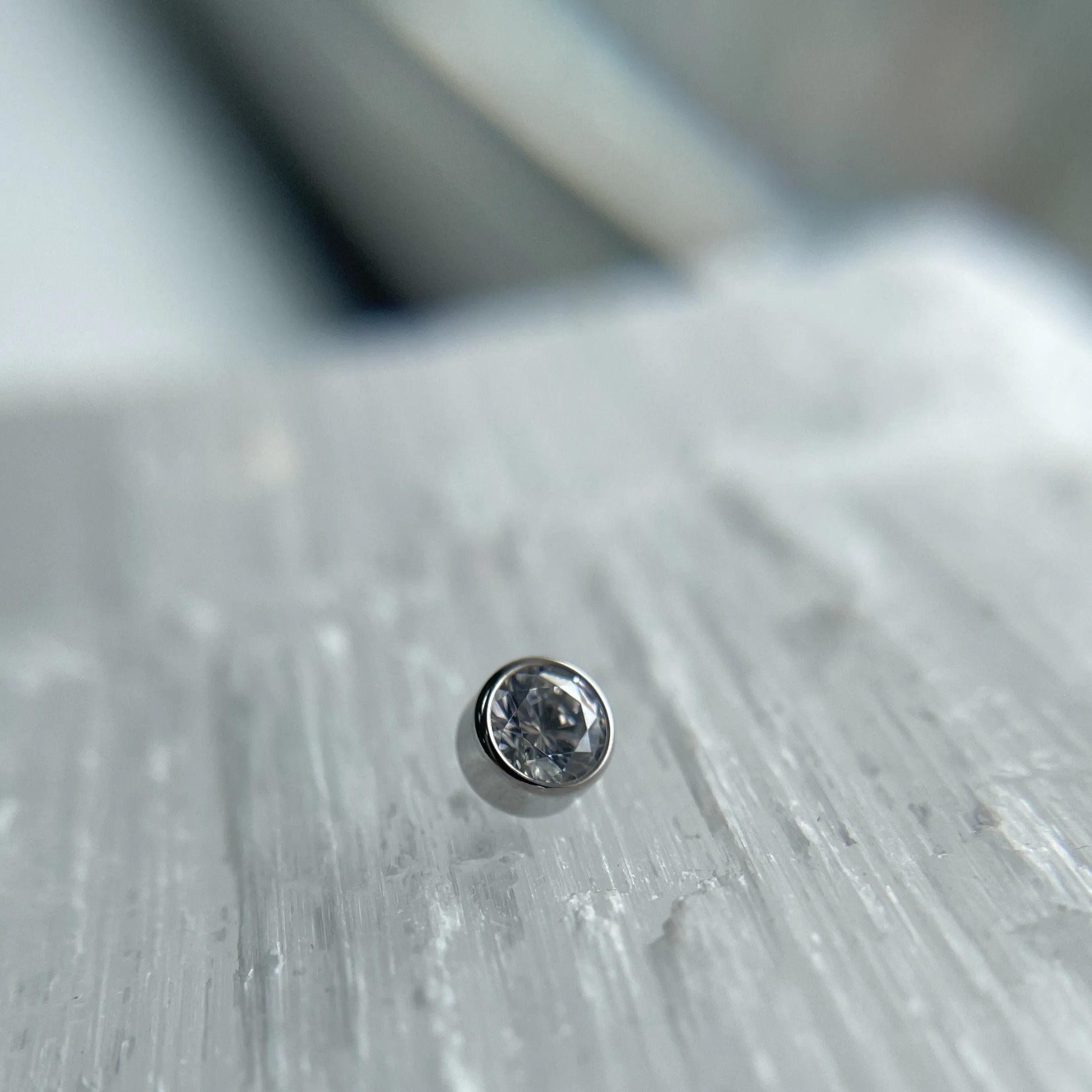 Bezel Setting with 4mm Stone 14g/12g Threaded End