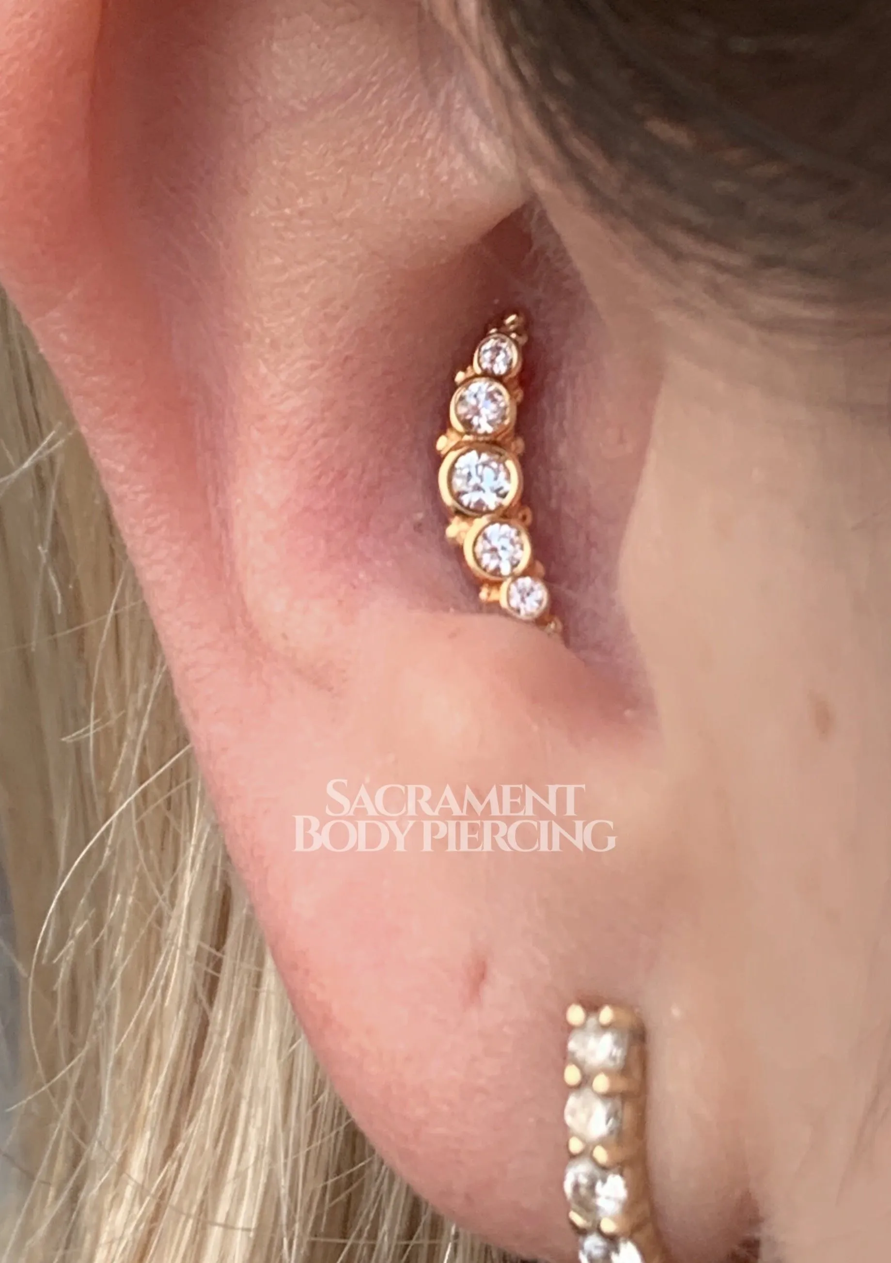 BVLA - Panaraya gem cluster featuring 5 white sapphires (AA)