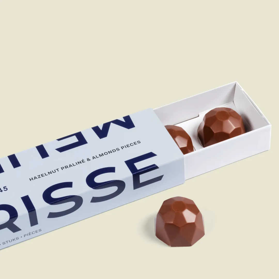 Pralines with Almond Pieces 39% Milk Chocolate 10 x 75g