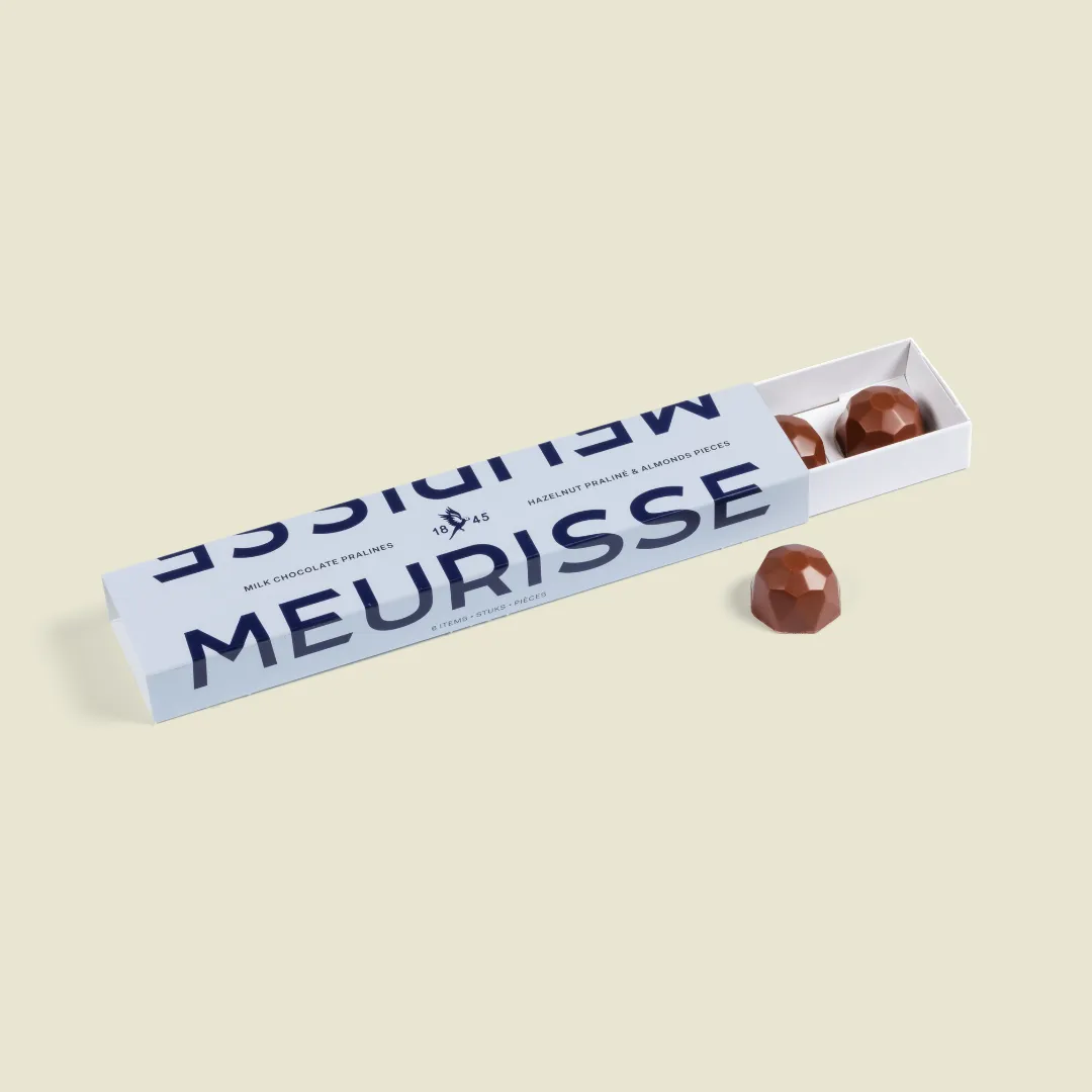 Pralines with Almond Pieces 39% Milk Chocolate 10 x 75g