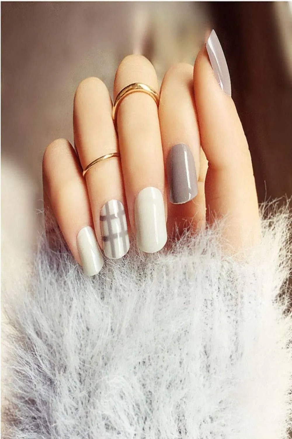 White And Gray checkered Short Square Press On Nails Kit