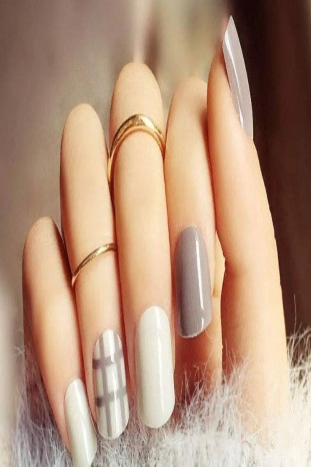White And Gray checkered Short Square Press On Nails Kit